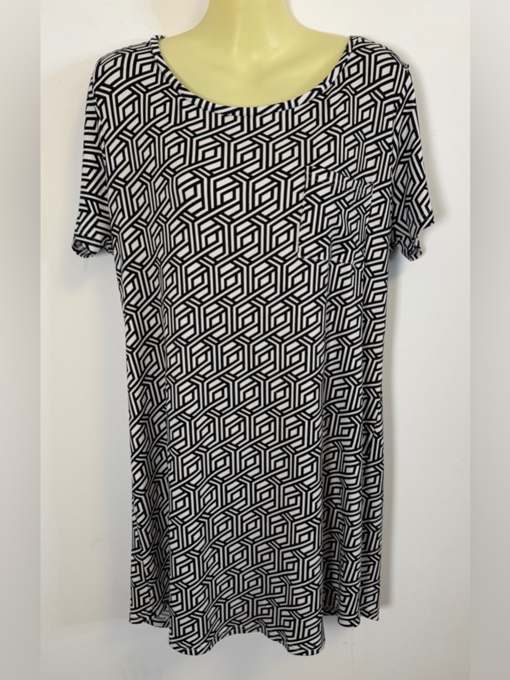 Nicole Miller New York Black and White Print Short Sleeve Stretchy Shift Dress